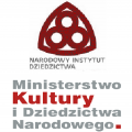 Logo Ministerstwa Kultury i Dziedzictwa Narodowego. Czerwona grafika przypominająca trójkąt wypełniony trzema łączącymi się ze sobą kołami. Pod grafiką nazwa Ministerstwo Kultury i Dziedzictwa Narodowego w kolorze szarym z wyjątkiem słowa "Kultury" i kropką, które są w kolorze czerwonym.